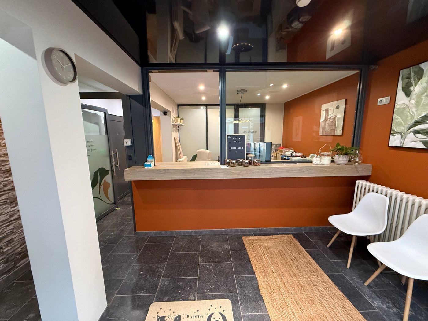 Le comptoir d'accueil du cabinet YUVA, mur terracotta et plan en bois