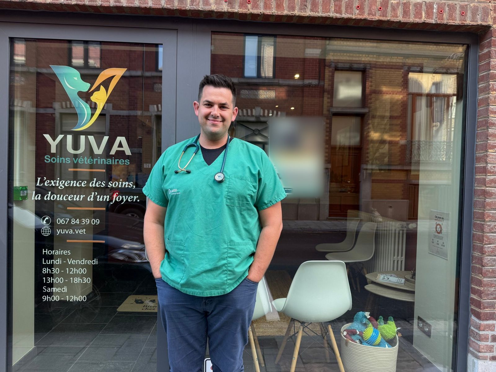 La devanture du cabinet YUVA, rue Pierre-Joseph Wincqz à Soignies, avec le Dr Nicolas Lestarquy